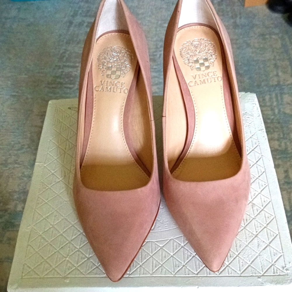 VINCE CAMUTO Suede Pumps